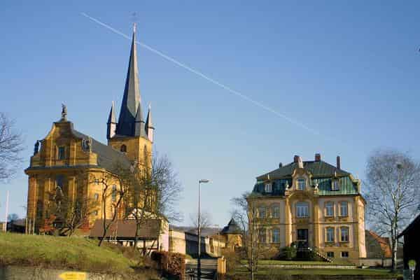 Litzendorf, Ansicht der Pfarrkirche St. Wenzeslaus und des Pfarrhauses (von l. nach r.) gegen Osten